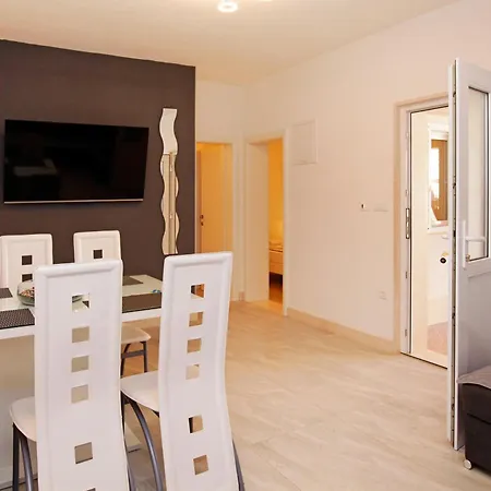 Toni Apartment Bol